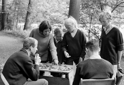 126990 Afbeelding van kinderen tijdens een biologie puzzeltocht (?) op het landgoed Amelisweerd bij Utrecht, in het ...